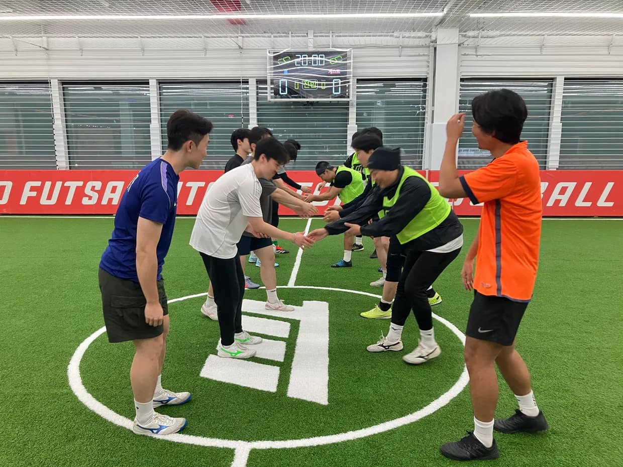 실내 풋살장에서 진행된 친선경기 장면